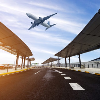 Parking Balice - startujący samolot