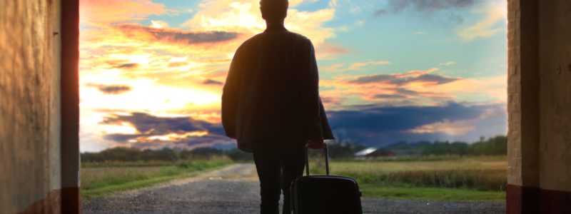 człowiek z walizką