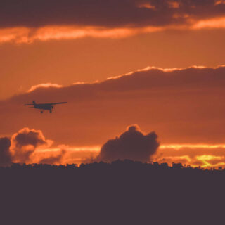 Dziecko w samolocie – jak przygotować się do podróży z niemowlakiem i małym dzieckiem?