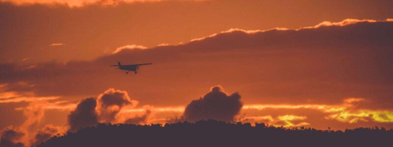 Dziecko w samolocie – jak przygotować się do podróży z niemowlakiem i małym dzieckiem?