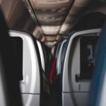 Długa podróż samolotem – jak się przygotować, ubrać i co robić, żeby się nie nudzić?