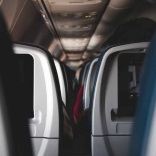 Długa podróż samolotem – jak się przygotować, ubrać i co robić, żeby się nie nudzić?