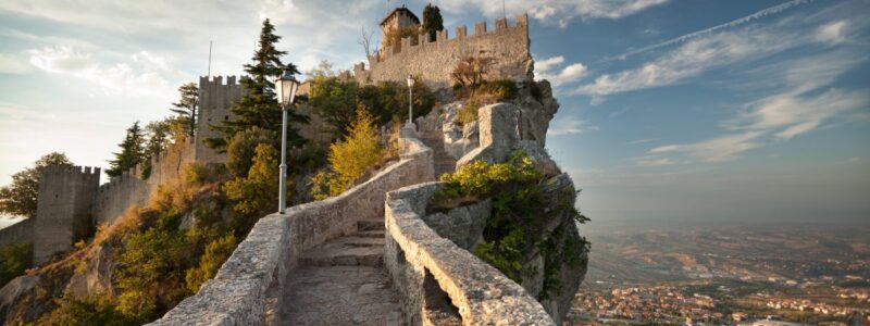 Małe kraje wielką gratką dla turystów - Zamek Rocca w San Marino