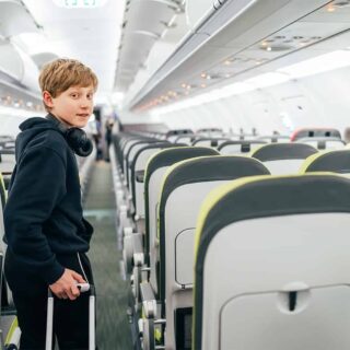 Nastolatek na pokładzie samolotu - czy i kiedy może lecieć bez opieki osoby dorosłej?