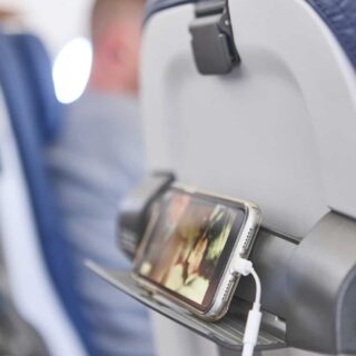 Ładowanie smartfonu na pokładzie samolotu
