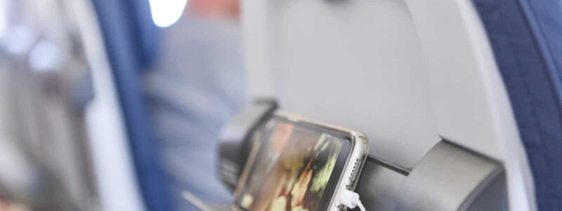 Ładowanie smartfonu na pokładzie samolotu