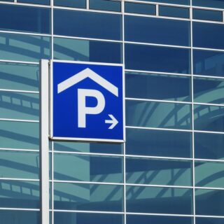 Dlaczego warto zostawić samochód na parkingu przy lotnisku?