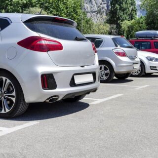 samochód na parkingu