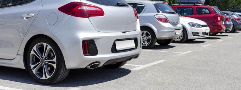 samochód na parkingu