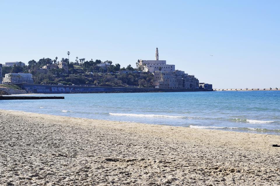 Pomysły na zimowe podróże samolotem - plaża w Jaffa w Tel Aviv